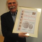 Wilhelm mit Urkunde (004)